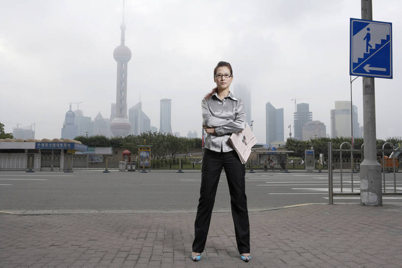 东方人,成年人,中年人,一个人,商务人士,商务女性,银行,停车场,双手交叉,横图,室外,白天,留白,正面,度假,商务,快乐,幸福,成功,信心,笔记本电脑,技术,美景,车库,城市风光,城市,街道,报纸,鞋子,上海,中国,亚洲,仅一个女性,仅一个人,服装,标志,文件,景观,人行道,塔,注视,娱乐,现代,衣服,外滩,观察,看,站着,仅一个中年女性,职业,享受,休闲,景色,放松,活力,运输,摄影,建造,服饰,观看,技巧,希望,污染,察看,双手抱胸,享乐,衣着,圆顶建筑,穿着,都市风光,关注,手艺,足,东亚,衣饰,技能,技艺,认真,计算机,女人,女性,中年女性,亚洲人,中国人,白领,彩图,全身,欢乐,泊车场,高层建筑,妙技,东方明珠塔,本领,立体停车库,bj175