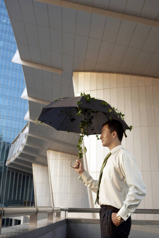 东方人,成年人,中年人,一个人,商务人士,商务男性,办公室,竖图,室外,白天,留白,侧面,衬衫,商务,安全,成功,信心,技术,日落,植物,城市,北京,中国,亚洲,仅一个男性,仅一个人,仅一个中年男性,握,套装,环保,工作,伞,人行道,葡萄树,防护,领带,注视,干净,现代,树叶,绿色,自然,夏天,观察,看,站着,职业,休息,休闲,概念,健康,办公大楼,放松,想,握着,摄影,建造,生长,生活方式,能源,观看,技巧,希望,出售,保护,环境,回收,资源,察看,创造力,领导,舒适,经理,都市风光,关注,清新,运送,销售,手艺,保险,商务装,贩卖,利用,工薪阶层,创新,低碳,东亚,纯净,循环,遮蔽,环境保护,保全,周全,安稳,安定,持续,技能,技艺,想法,登录,把握,平安,认真,男人,男性,年轻男性,亚洲人,中国人,年轻人,白领,上班族,售货员,休闲活动,两手抄兜,彩图,高角度拍摄,衬衣,高层建筑,妙技,办公室职员,本领,商业活动,掌控,bj175