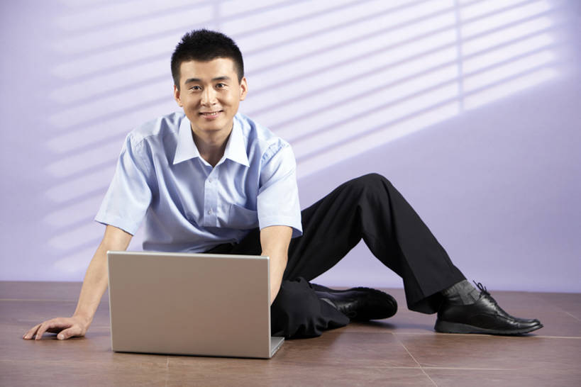 一个人,坐,微笑,横图,俯视,留白,正面,自由,信心,笔记本电脑,互联网,技术,北京,中国,亚洲,裤子,工作,注视,观察,看,休息,休闲,放松,凝视,摄影,观看,察看,舒适,关注,努力,盲人,复制,无忧无虑,计算机,男人,男性,年轻男性,中国人,年轻人,彩图,高角度拍摄,全身,欢乐,办公室职员,bj175