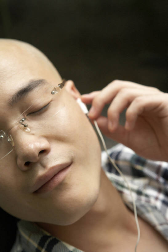 东方人,成年人,脸,头,脸颊,一个人,竖图,室外,特写,白天,正面,度假,陶醉,快乐,满意,自由,幸福,信心,技术,北京,中国,亚洲,仅一个男性,仅一个人,眼镜,耳塞,音乐,听,音乐播放器,休闲装,娱乐,肩膀,仅一个年轻男性,剃头,自然,耳机,耳麦,随身听,夏天,靠,靠着,享受,休息,休闲,放松,个性,摄影,生活方式,希望,宁静,酷,享乐,MP3播放器,东亚,无忧无虑,男人,男性,年轻男性,亚洲人,中国人,年轻人,头部,脸部,脸蛋,面部,休闲活动,闭着眼睛,彩图,高角度拍摄,欢乐,播放器,沉醉,bj175