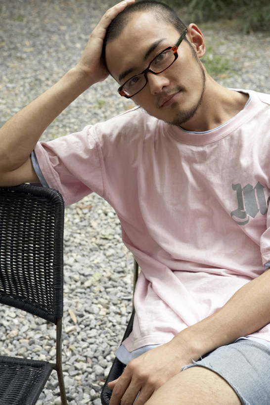 东方人,成年人,一个人,微笑,竖图,室外,白天,正面,度假,时尚,快乐,满意,自由,友谊,幸福,信心,互联网,石头,椅子,北京,中国,亚洲,仅一个男性,仅一个人,敲打,眼镜,玩,T恤,托腮,注视,牛仔裤,休闲装,娱乐,输入,仅一个年轻男性,剃头,自然,夏天,打字,观察,看,休闲,健康,鹅卵石,放松,个性,亲密,摄影,生活方式,观看,宁静,点击,敲击,察看,享乐,关注,清新,网上冲浪,东亚,无忧无虑,按键,计算机,男人,男性,年轻男性,亚洲人,中国人,年轻人,山羊胡,休闲活动,坐着,半身,彩图,欢乐,bj175