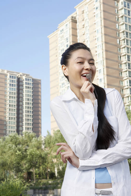 东方人,成年人,一个人,商务人士,银行,笑,双手交叉,微笑,露齿笑,竖图,室外,白天,正面,购物,快乐,满意,兴奋,自由,幸福,安全,消费,河流,水,城市,建筑,北京,中国,亚洲,仅一个年轻女性,仅一个女性,仅一个人,握,服装,房屋,河岸,公寓,塔,钥匙,T恤,注视,现代,刺激,树,衣服,蓝天,社区,夏天,打开,观察,看,握着,财富,金融,摄影,建造,服饰,生活方式,观看,希望,环境,察看,开锁,马尾辫,双手抱胸,享乐,开启,衣着,愉悦,穿着,都市风光,购买,关注,房地产,肖像,出示,选择,获取,选购,贸易,东亚,血拼,繁荣,衣饰,责任,开端,年轻女性,女人,女性,亚洲人,中国人,年轻人,白领,闭着眼睛,半身,彩图,欢乐,高层建筑,机遇,居住区,商业活动,房屋建设,bj175
