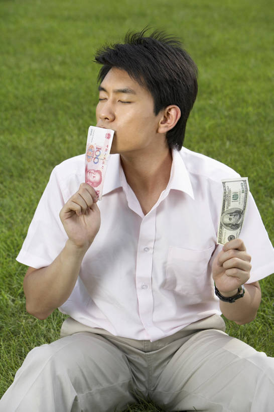 东方人,成年人,一个人,商务人士,商务男性,公园,微笑,竖图,室外,白天,正面,衬衫,购物,商务,满意,贪欲,贪财,赚钱,成功,信心,钱,人民币,美元,消费,技术,草地,草坪,城市,北京,中国,亚洲,握,准备,套装,钱币,手表,汇率,美金,休闲装,现代,草,夏天,职业,个性,零售,储蓄,握着,财富,钞票,金融,投资,纸币,摄影,生活方式,经济,技巧,希望,都市风光,购买,运送,华贵,美圆,出示,手艺,商务装,选择,流通,选购,纸钞,贸易,工薪阶层,东亚,收集,爱国主义,血拼,繁荣,技能,技艺,机会,能力,货币,现金,男人,男性,年轻男性,亚洲人,中国人,年轻人,白领,上班族,闭着眼睛,亲吻,坐着,彩图,高角度拍摄,衬衣,机遇,妙技,本领,商业活动,工资,100美元纸币,bj175
