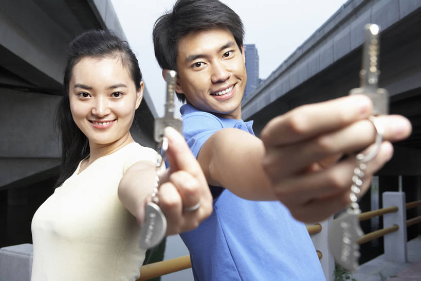 东方人,成年人,两个人,丈夫,妻子,停车场,笑,微笑,露齿笑,横图,室外,白天,正面,爱情,购物,快乐,满意,通讯,兴奋,幸福,安全,信心,消费,河流,水,城市,建筑,街道,北京,中国,亚洲,握,并排,手表,房屋,公寓,塔,钥匙,钥匙圈,一对,浪漫,玩,T恤,注视,休闲装,现代,刺激,社区,观察,看,站着,健康,温暖,温馨,恩爱,活力,亲密,握着,金融,恋人,摄影,建造,生活方式,观看,和睦,察看,享乐,愉悦,都市风光,购买,关注,房地产,肖像,出示,获取,选购,贸易,东亚,陪同,新婚,血拼,繁荣,陪伴,开端,机会,男人,男性,年轻男性,年轻女性,女人,女性,亚洲人,中国人,年轻人,情侣,彩图,爱,欢乐,深情,伴侣,融洽,居住区,商业活动,房屋建设,伴随,bj175