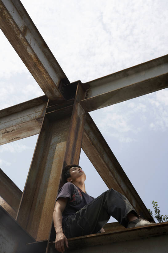 东方人,成年人,一个人,坐,竖图,室外,白天,侧面,运动鞋,时尚,自由,寂寞,建筑业,中国,亚洲,仅一个男性,仅一个人,沮丧,生锈,钢铁,铁,瓷器,屋顶,生食,T恤,牛仔裤,休闲装,废墟,仅一个年轻男性,建筑工地,夏天,靠,靠着,休息,休闲,疲倦,放松,想,工业,指导,宁静,失望,腐蚀,侵蚀,疲劳,酷,风格,疲惫,都市风光,困乏,想象,东亚,万里无云,北京市,疲乏,悲哀,委顿,疲困,疲顿,疲钝,倦怠,怠倦,腐化,锈迹斑斑,窘迫,男人,男性,年轻男性,亚洲人,中国人,年轻人,休闲活动,闭着眼睛,彩图,全身,bj175