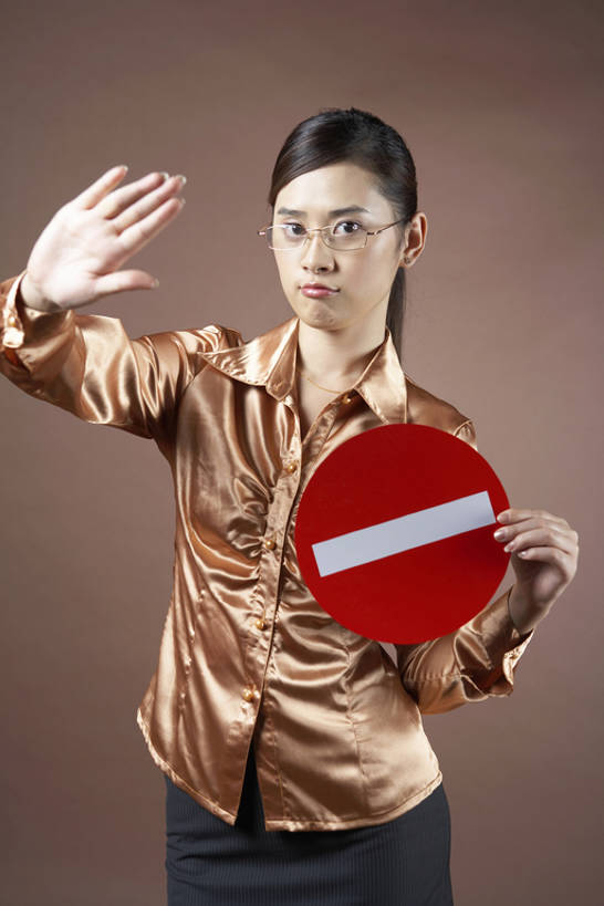 东方人,成年人,一个人,商务人士,秘书,商务女性,举,微笑,竖图,俯视,航拍,室内,正面,裙子,商务,讨论,合作,技术,壁纸,指示牌,手机,北京,中国,亚洲,仅一个年轻女性,仅一个女性,仅一个人,握,黄色背景,服装,工作,标志,符号,文字,眼镜,褐色,交通,警告,联系,注视,标识,衣服,粉色,观察,看,手势,托,站着,职业,概念,警示,握着,摄影,服饰,块状,观看,希望,新闻,禁止,停止,提醒,察看,衣着,工作室,鸟瞰,穿着,关注,提示,限制,销售,出示,合伙,交通标志,贩卖,东亚,警告标志,衣饰,无线电技术,危险,年轻女性,女人,女性,亚洲人,中国人,年轻人,白领,售货员,电话机,举起,举手,举着,说话,向上举,向上伸,向上托,半身,彩图,高角度拍摄,影棚拍摄,办公室职员,打手势,商业活动,赛尔,摆拍,bj175