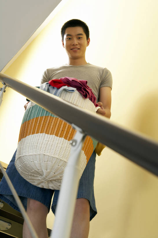 东方人,成年人,一个人,家庭,家庭主妇,家,笑,微笑,露齿笑,竖图,室内,白天,家务,快乐,兴奋,幸福,信心,楼梯,北京,中国,亚洲,仅一个男性,仅一个人,握,短裤,工具,篮子,房屋,公寓,T恤,注视,休闲装,居家,刺激,仅一个年轻男性,观察,看,清洁,站着,休闲,健康,温暖,温馨,一家人,握着,摄影,生活方式,打扫,观看,和睦,察看,卫生,享乐,洗衣房,关注,运送,房地产,保洁,洗衣篮,东亚,男人,男性,年轻男性,亚洲人,中国人,年轻人,清洗,彩图,欢乐,融洽,家务劳动,bj175