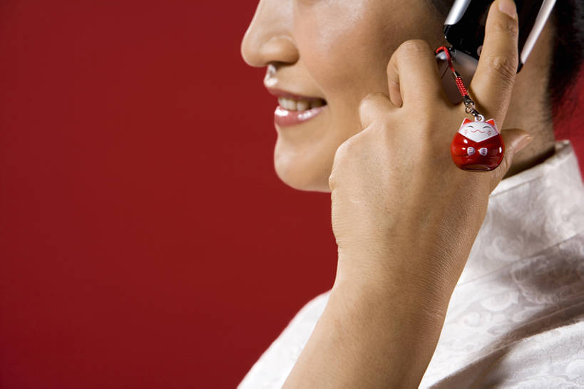 东方人,成年人,中年人,一个人,打电话,微笑,横图,室内,特写,留白,侧面,通讯,运气,技术,手机,北京,中国,亚洲,握,黄色背景,传统,红色,手势,站着,放松,握着,摄影,愉悦,中国文化,东亚,繁荣,无线电技术,女人,女性,中年女性,亚洲人,中国人,电话机,说话,彩图,影棚拍摄,传统服装,打手势,白马王子,bj175