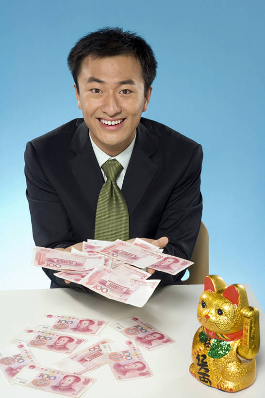 东方人,成年人,一个人,商务人士,商务男性,笑,微笑,露齿笑,竖图,室内,正面,衬衫,爱情,商务,幸福,成功,钱,人民币,雕塑,北京,中国,亚洲,仅一个男性,仅一个人,握,黄色背景,套装,正装,丰富,艺术,装饰,瓷器,雕刻,雕像,钱币,招财猫,领带,陶瓷制品,浪漫,注视,传统,仅一个年轻男性,蓝色,工艺品,观察,看,祈祷,祈福,手势,恋爱,握着,许愿,财富,钞票,金融,纸币,摄影,经济,观看,纪念,祈求,护身符,美术,察看,资金,关注,中国文化,家猫,主题,商务装,流通,陈列,纸钞,贸易,工薪阶层,东亚,功能,美学,招财,招福,财源广进,财运,货币,现金,男人,男性,年轻男性,亚洲人,中国人,年轻人,白领,上班族,坐着,半身,彩图,影棚拍摄,衬衣,打手势,传统文化,bj175