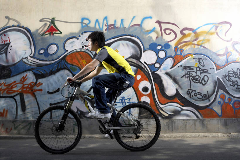 东方人,一个人,学生,横图,室外,白天,侧面,运动服,运动鞋,时尚,寂寞,城市,自行车,北京,中国,亚洲,服装,艺术,墙,混凝土,T恤,山地车,休闲装,壁画,车,脚踏车,骑,衣服,交通工具,夏天,骑车,休闲,放松,运输,摄影,服饰,喷漆,酷,风格,衣着,穿着,都市风光,载具,作画,东亚,衣饰,男人,男性,年轻男性,亚洲人,中国人,大学生,休闲活动,坐着,彩图,全身,涂鸦,运动装,bj175