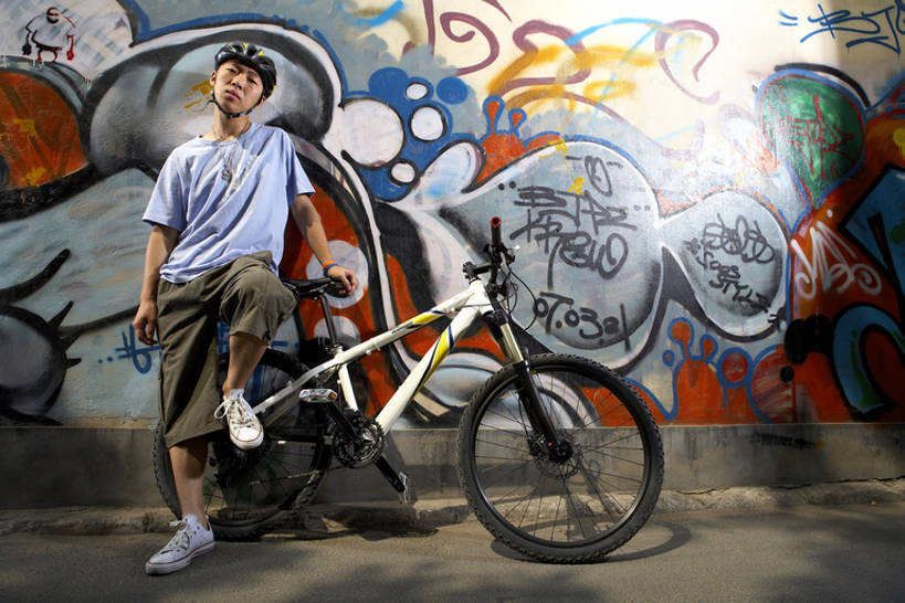 东方人,少年,成年人,一个人,学生,横图,室外,白天,正面,运动鞋,时尚,快乐,幸福,城市,自行车,北京,中国,亚洲,短裤,艺术,头盔,墙,混凝土,T恤,山地车,注视,休闲装,娱乐,壁画,车,脚踏车,骑,交通工具,夏天,观察,看,靠,靠着,骑车,休闲,放松,运输,摄影,观看,喷漆,察看,酷,享乐,风格,都市风光,关注,载具,肖像,爱好,作画,东亚,男人,男性,年轻男性,亚洲人,中国人,年轻人,大学生,休闲活动,坐着,彩图,全身,欢乐,涂鸦,bj175