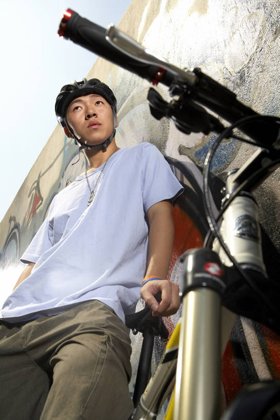 东方人,少年,成年人,一个人,学生,竖图,室外,白天,仰视,时尚,快乐,幸福,城市,自行车,北京,中国,亚洲,短裤,艺术,头盔,墙,混凝土,T恤,山地车,休闲装,娱乐,壁画,车,脚踏车,骑,交通工具,夏天,骑车,休闲,放松,运输,摄影,喷漆,酷,享乐,风格,都市风光,载具,肖像,爱好,作画,东亚,男人,男性,年轻男性,亚洲人,中国人,年轻人,大学生,休闲活动,坐着,彩图,低角度拍摄,欢乐,涂鸦,bj175
