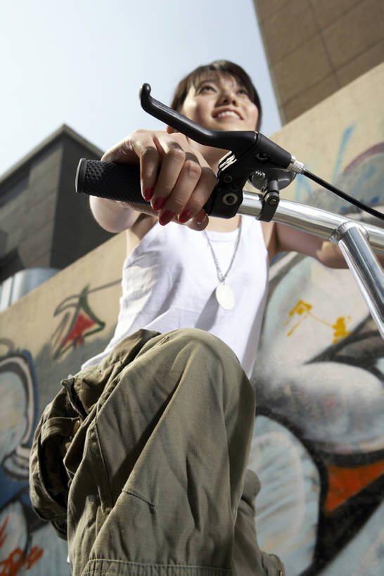 东方人,一个人,学生,笑,微笑,露齿笑,竖图,室外,白天,仰视,时尚,快乐,兴奋,幸福,城市,自行车,北京,中国,亚洲,仅一个年轻女性,仅一个女性,仅一个人,艺术,墙,混凝土,T恤,山地车,休闲装,娱乐,刺激,壁画,车,脚踏车,骑,交通工具,夏天,骑车,休闲,放松,运输,摄影,建造,喷漆,酷,享乐,风格,都市风光,载具,爱好,作画,东亚,年轻女性,女人,女性,亚洲人,中国人,大学生,休闲活动,坐着,彩图,低角度拍摄,欢乐,涂鸦,大学,bj175