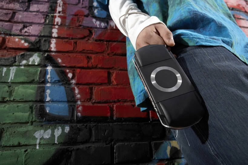 东方人,一个人,学生,横图,室外,白天,留白,时尚,游戏,寂寞,技术,科技,城市,北京,中国,亚洲,握,艺术,墙,玩,T恤,牛仔裤,休闲装,娱乐,砖墙,壁画,夏天,站着,休闲,放松,握着,摄影,游戏机,活动,部分,酷,掌上游戏机,风格,都市风光,发泄,青春期,消遣,智力,掌机,爱好,作画,梦想,东亚,便携式游戏机,手提游戏机,宣泄,无线电技术,男人,男性,年轻男性,亚洲人,中国人,大学生,休闲活动,玩耍,嬉戏,彩图,涂鸦,bj175