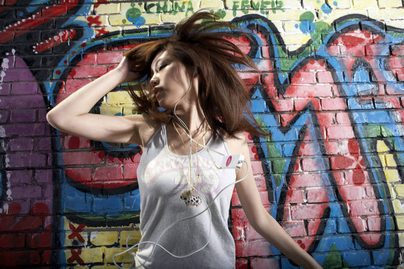东方人,少年,成年人,一个人,学生,横图,室外,白天,留白,正面,时尚,陶醉,快乐,幸福,技术,城市,北京,中国,亚洲,仅一个年轻女性,仅一个女性,仅一个人,艺术,墙,音乐,听,T恤,音乐播放器,休闲装,娱乐,砖墙,壁画,耳机,随身听,夏天,享受,休闲,放松,活力,摄影,喷漆,酷,嘻哈,享乐,风格,都市风光,青春期,作画,音乐人,MP3播放器,东亚,霹雳舞,无忧无虑,年轻女性,女人,女性,亚洲人,中国人,年轻人,大学生,休闲活动,闭着眼睛,半身,彩图,欢乐,涂鸦,舞蹈,播放器,沉醉,bj175