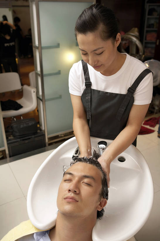 东方人,成年人,脸,头,脸颊,两个人,服务员,理发师,竖图,室内,白天,正面,衬衫,时尚,技术,北京,中国,亚洲,一排,整齐,工作,水槽,干净,现代,顾客,肩膀,排列,洗头,衣服,站着,职业,休息,休闲,放松,服务,摄影,生活方式,技巧,理发店,享乐,风格,队列,清新,手艺,化妆师,东亚,美发用品,技能,技艺,男人,男性,年轻男性,年轻女性,女人,女性,亚洲人,中国人,年轻人,头部,脸部,脸蛋,面部,服务生,侍者,美发师,闭着眼睛,清洗,躺着,洗涤,仰头,半身,彩图,高角度拍摄,妙技,魅力,本领,改进,bj175