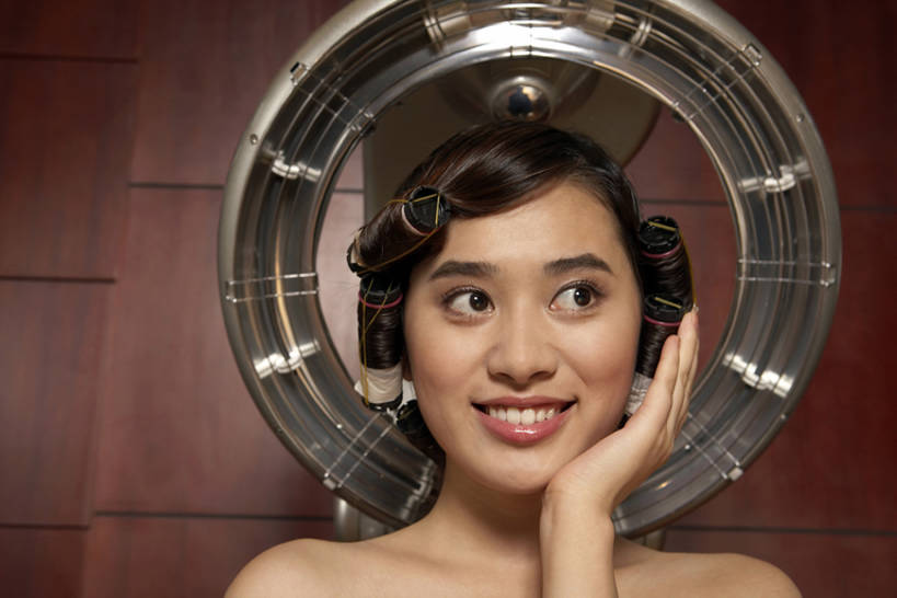 东方人,成年人,脸,头,脸颊,一个人,服务员,微笑,横图,室内,留白,正面,时尚,技术,北京,中国,亚洲,仅一个年轻女性,仅一个女性,仅一个人,装饰,工作,蒸汽,工具,墙,美丽,现代,顾客,肩膀,职业,休闲,服务,摄影,生活方式,烫发,技巧,理发店,卷发棒,卷发器,等候,享乐,风格,吹风,清新,肖像,手艺,等,烫发器,东亚,美发用品,技能,技艺,烘干,年轻女性,女人,女性,亚洲人,中国人,年轻人,头部,卷发,脸部,脸蛋,面部,服务生,侍者,美发师,坐着,彩图,妙技,魅力,本领,改进,bj175