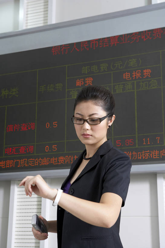东方人,成年人,一个人,商务人士,商务女性,银行,竖图,室内,白天,留白,侧面,商务,成功,信心,钱,人民币,技术,数据,报纸,手机,北京,中国,亚洲,握,时间,屏幕,钱币,手表,数字,眼镜,墙,市场,汇率,联系,现代,衣服,站着,职业,握着,财富,钞票,金融,投资,纸币,摄影,生活方式,经济,技巧,腕表,证券交易所,便利,核对,关爱,手艺,利率,流通,纸钞,贸易,创新,东亚,无线电技术,技能,技艺,货币,现金,年轻女性,女人,女性,亚洲人,中国人,年轻人,白领,半身,彩图,机遇,妙技,办公室职员,本领,商业活动,股票行情,校对,校勘,bj175