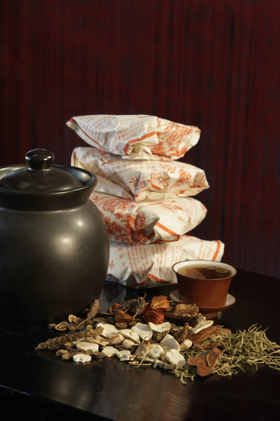 无人,竖图,室内,植物,茶,桌子,静物,北京,中国,亚洲,药,堆叠,风俗,包装,砂锅,茶道,草药,药草,传统,汤碗,饮食,中药,树叶,饮料,自然,茶壶,医疗用品,茶馆,健康,精神,摄影,医疗,仪式,旧的,中国文化,药材,中草药,典礼,东亚,热饮,广口瓶,东亚文化,中药材,本草,制度,茶杯,彩图,传统文化,物理疗法,bj175