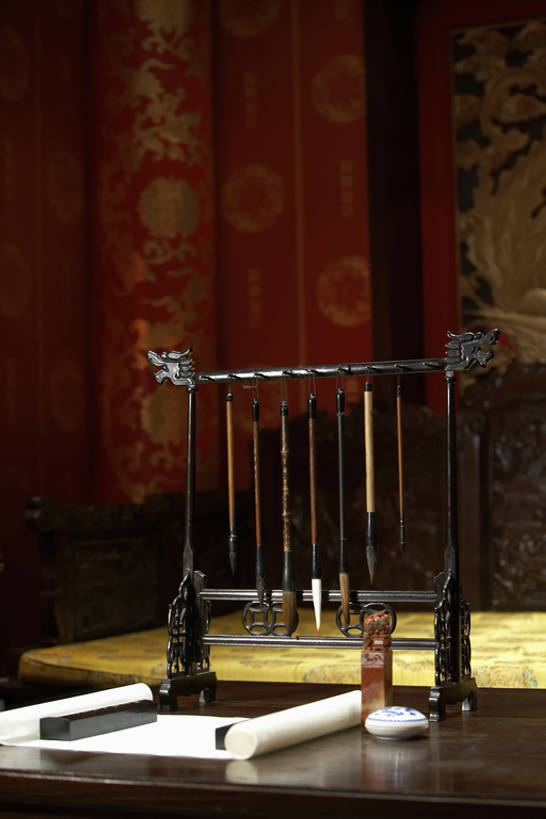 无人,客厅,竖图,室内,书房,桌子,建筑,静物,北京,中国,亚洲,吊挂,悬挂,艺术,木制,雕刻,雕像,毛笔,墨水,书法,纸,房屋,墙,挂,刷,历史,传统,画笔,工艺品,摄影,块状,古董,鹅毛笔,复杂,起居室,高雅,中国文化,手艺,发明,东亚,远古,东亚文化,古代文明,纸镇,木工,设计,彩图,传统文化,过去,bj175