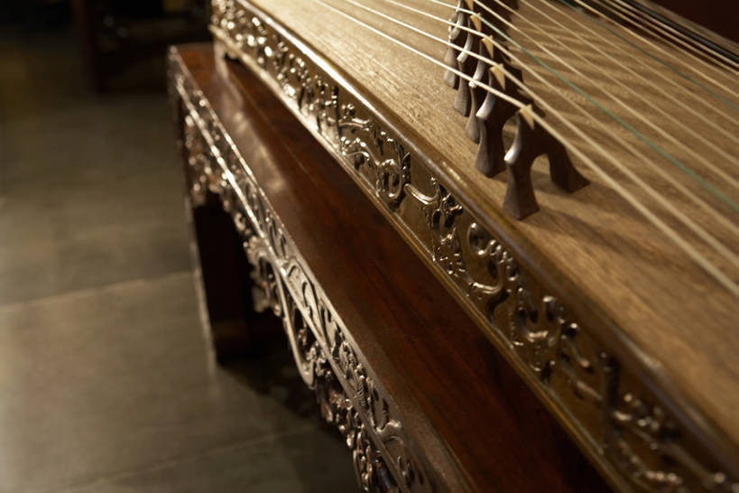 无人,横图,室内,特写,正面,建筑,北京,中国,亚洲,表演,艺术,装饰,木制,雕刻,房屋,墙,乐器,弦乐器,音乐,历史,传统,工艺品,摄影,古董,复杂,高雅,文学,中国文化,弹拨弦鸣乐器,爱好,手艺,发明,古筝,东亚,远古,东亚文化,民族乐器,古代文明,技能,木工,设计,彩图,高角度拍摄,弹拨弦乐器,传统文化,拨弦乐器,弹拨乐器,过去,十三弦,十三弦筝,bj175
