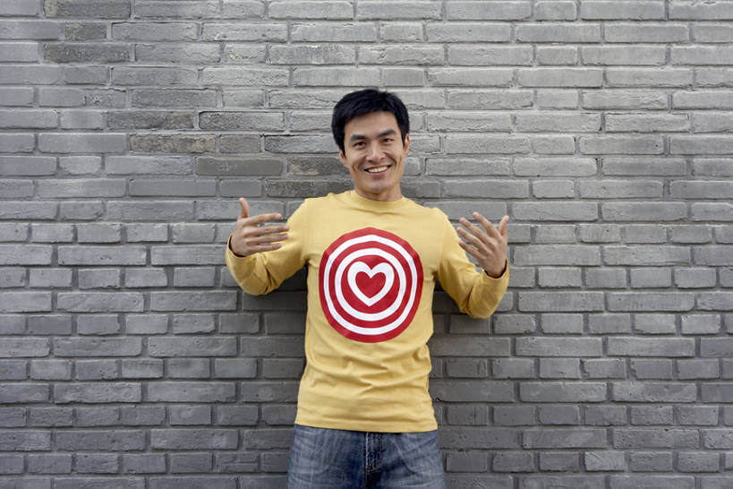 东方人,成年人,一个人,笑,微笑,横图,室外,白天,正面,毛衣,快乐,幸福,信心,太阳,北京,中国,情人节,亚洲,仅一个男性,仅一个人,指,庆祝,冬天,飞镖盘,浪漫,注视,牛仔裤,休闲装,方向,砖墙,仅一个年轻男性,箭,观察,看,亲昵,手势,站着,放松,约会,摄影,生活方式,观看,纪念,留念,靶心,惊奇,幽默,察看,指向,食指,关注,怀念,镖盘,镖靶,东亚,真爱,男人,男性,年轻男性,亚洲人,中国人,年轻人,心型,张开手臂,彩图,爱,欢乐,打手势,bj175