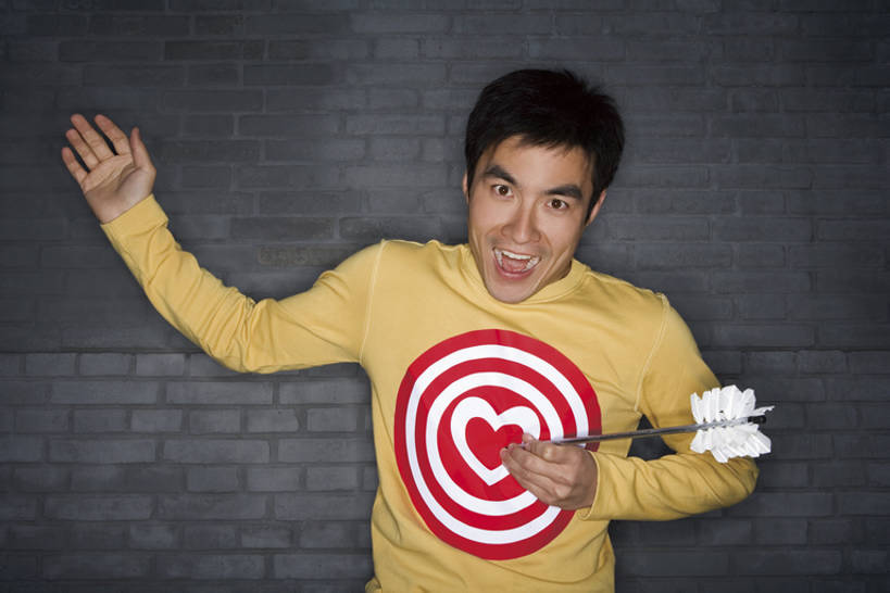 东方人,成年人,一个人,笑,微笑,横图,室外,白天,正面,毛衣,快乐,幸福,太阳,北京,中国,情人节,亚洲,仅一个男性,仅一个人,庆祝,冬天,飞镖盘,浪漫,注视,牛仔裤,休闲装,砖墙,仅一个年轻男性,箭,观察,看,亲昵,站着,靶子,放松,约会,摄影,生活方式,观看,纪念,留念,靶心,惊奇,幽默,察看,关注,怀念,丘比特,镖盘,镖靶,东亚,真爱,男人,男性,年轻男性,亚洲人,中国人,年轻人,心型,张开手臂,半身,彩图,爱,欢乐,一见钟情,bj175