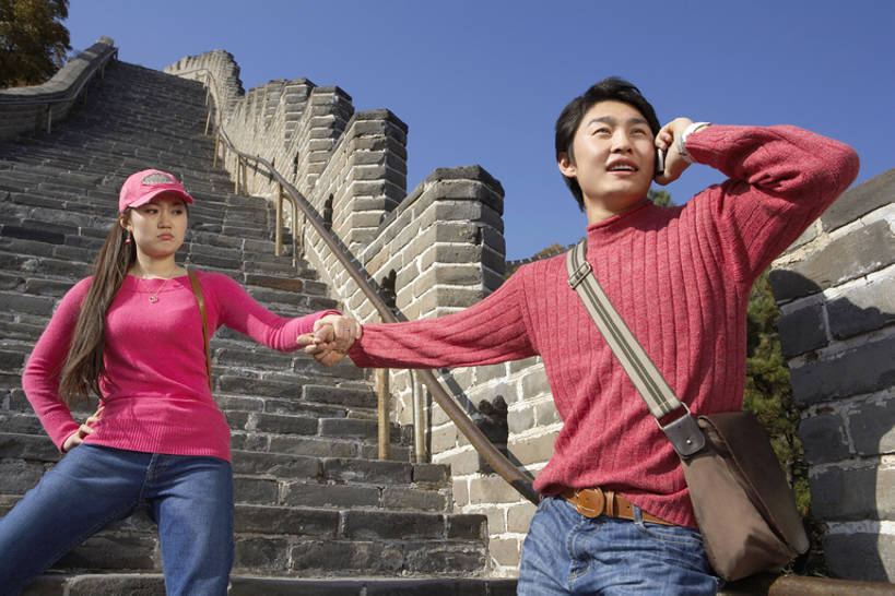 东方人,成年人,两个人,拉,说,打电话,微笑,横图,室外,白天,正面,毛衣,爱情,旅游,度假,讨论,快乐,通讯,探险,幸福,技术,石头,名胜古迹,楼梯,标志建筑,地标,建筑,手机,北京,长城,中国,亚洲,行人,游客,游人,连接,握,遗迹,包,浪漫,联系,牛仔裤,休闲装,古迹,历史,文物,娱乐,建设,手叉腰,古建筑,路人,旅客,蓝色,风景,蓝天,天空,自然,叉腰,站着,享受,休闲,陡峭,温暖,温馨,撅嘴,鸭舌帽,旅游胜地,恩爱,放松,亲密,握着,约会,愤怒,恋人,摄影,环境,和睦,便利,享乐,双手叉腰,逼迫,强迫,愉悦,走神,中国文化,万里长城,古文明,东亚,枣椰子,远古,背包客,陪同,世界文化遗产,中华人民共和国,挫败,害虫,无线电技术,古代文明,陪伴,过客,交流,男人,男性,年轻男性,年轻女性,女人,女性,亚洲人,中国人,年轻人,情侣,岩石,休闲活动,沟通,讲话,交谈,商讨,手牵手,说话,谈话,争论,彩图,旅行,爱,欢乐,伴侣,融洽,标志性建筑,强制,胁迫,伴随,bj175