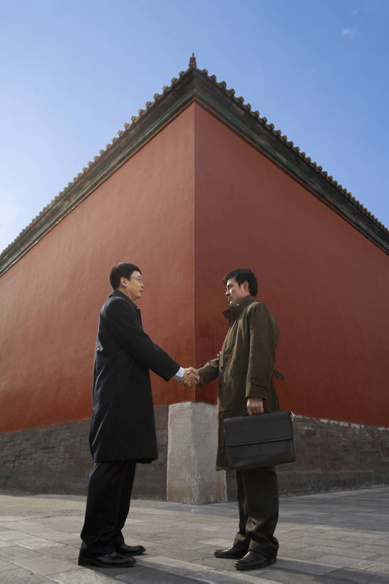 东方人,成年人,中年人,两个人,同事,商务人士,商务男性,故宫,握手,微笑,竖图,室外,白天,侧面,仰视,衬衫,西装,商务,讨论,友谊,成功,合作,团队,集体,信心,石头,名胜古迹,建筑,路,鞋子,北京,中国,亚洲,握,套装,正装,工作,眼镜,墙,屋檐,角落,过道,领带,联系,方向,历史,现代,外套,传统,队伍,粉色,红色,风景,蓝天,站着,职业,面对面,同意,握着,摄影,领导,成就,旧的,中国文化,商务装,合伙,领袖,工薪阶层,东亚,远古,陪同,一套,古代文明,陪伴,团结,男人,男性,年轻男性,中年男性,亚洲人,中国人,年轻人,白领,上班族,岩石,外衣,说话,彩图,低角度拍摄,全身,衬衣,商业活动,联合镇,伴随,bj175