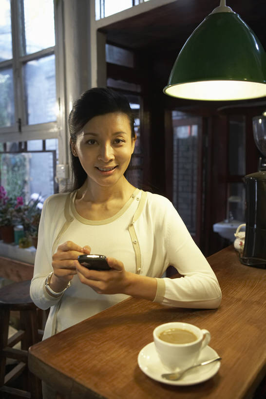 咖啡,东方人,成年人,中年人,一个人,家庭,商务人士,商务女性,办公室,微笑,竖图,室内,白天,正面,毛衣,通讯,计划,技术,桌子,手机,北京,中国,亚洲,仅一个年轻女性,仅一个女性,仅一个人,握,写,工作,房屋,光,公寓,触摸屏,咖啡杯,注视,灯,观察,看,休闲,温暖,温馨,一家人,放松,握着,摄影,生活方式,观看,新闻,和睦,察看,组织,咖啡机,关注,发短信,智能手机,东亚,热饮,黑咖啡,无线电技术,年轻女性,女人,女性,亚洲人,中国人,坐着,半身,彩图,高角度拍摄,咖啡馆,融洽,电子记事本,bj175