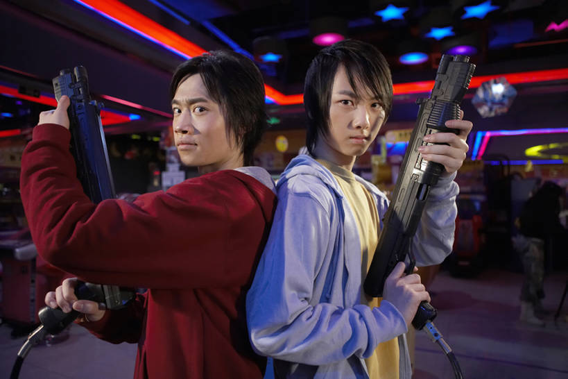 东方人,成年人,两个人,学生,横图,室内,夜晚,侧面,毛衣,度假,夜生活,游戏,快乐,兴奋,友谊,幸福,游乐场,北京,中国,亚洲,握,光,玩,注视,休闲装,娱乐,霓虹,刺激,观察,看,站着,休闲,放松,活力,背对背,模仿,握着,摄影,观看,明亮,察看,享乐,愉悦,玩具枪,关注,打斗,扳机,东亚,认真,男人,男性,年轻男性,亚洲人,中国人,年轻人,休闲活动,半身,彩图,欢乐,电子游戏机,计算机游戏,bj175