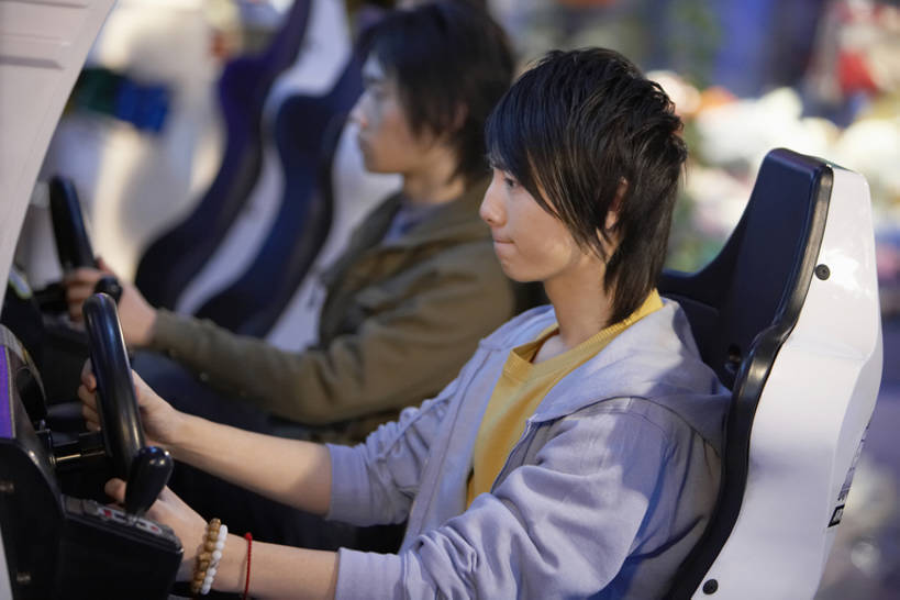 东方人,成年人,两个人,学生,微笑,横图,室内,夜晚,侧面,度假,夜生活,游戏,快乐,兴奋,友谊,幸福,游乐场,北京,中国,亚洲,玩,休闲装,娱乐,刺激,休闲,放松,摄影,明亮,享乐,愉悦,驾车,东亚,男人,男性,年轻男性,亚洲人,中国人,年轻人,休闲活动,坐着,半身,彩图,欢乐,电子游戏机,计算机游戏,bj175