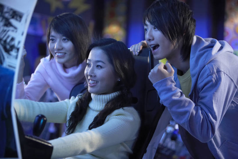 东方人,成年人,三个人,学生,举,笑,微笑,露齿笑,横图,室内,夜晚,侧面,毛衣,度假,夜生活,游戏,快乐,兴奋,友谊,幸福,游乐场,北京,中国,亚洲,欢呼,玩,休闲装,娱乐,刺激,托,站着,休闲,放松,摄影,明亮,享乐,愉悦,驾车,东亚,男人,男性,年轻男性,年轻女性,女人,女性,亚洲人,中国人,年轻人,拳头,休闲活动,举起,举手,举着,向上举,向上伸,向上托,坐着,半身,彩图,欢乐,电子游戏机,计算机游戏,bj175