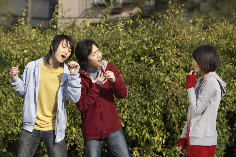 东方人,成年人,三个人,学生,公园,微笑,横图,竖图,室外,白天,侧面,爱情,度假,快乐,友谊,幸福,北京,中国,亚洲,浪漫,玩,注视,牛仔裤,休闲装,校园,树,观察,看,休闲,温暖,温馨,恩爱,放松,恋人,摄影,观看,唱,和睦,察看,享乐,愉悦,关注,东亚,炫耀,无忧无虑,男人,男性,年轻男性,年轻女性,女人,女性,亚洲人,中国人,年轻人,情侣,大学生,休闲活动,闭着眼睛,彩图,欢乐,大学,伴侣,融洽,蠢人,bj175