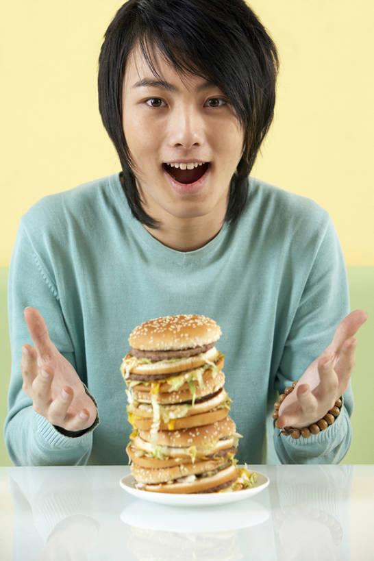 东方人,成年人,一个人,吃,微笑,竖图,室内,正面,快乐,幸福,北京,中国,亚洲,美味,食品,饮品,注视,休闲装,汉堡包,饮食,刺激,食物,饮料,快餐,观察,看,张嘴,休闲,放松,摄影,巨大,庞大,观看,快餐店,惊奇,分层,察看,享乐,膳食,关注,可口,肖像,张大嘴巴,饥饿,东亚,宏大,硕大,伟大,适口,男人,男性,年轻男性,亚洲人,中国人,年轻人,张开嘴,休闲活动,坐着,半身,彩图,欢乐,餐馆,咖啡馆,饿,bj175