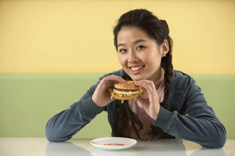 东方人,成年人,一个人,笑,吃,微笑,露齿笑,横图,室内,正面,快乐,幸福,北京,中国,亚洲,握,美味,食品,饮品,注视,休闲装,汉堡包,饮食,食物,饮料,快餐,观察,看,休闲,放松,握着,摄影,观看,快餐店,察看,享乐,愉悦,膳食,关注,可口,肖像,饥饿,东亚,适口,年轻女性,女人,女性,亚洲人,中国人,年轻人,休闲活动,坐着,半身,彩图,欢乐,餐馆,咖啡馆,饿,bj175