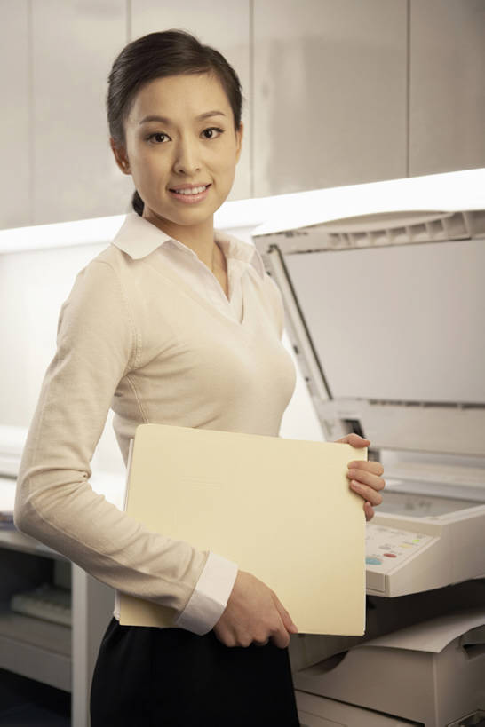 东方人,一个人,商务人士,秘书,前台,商务女性,办公室,宾馆,笑,微笑,露齿笑,竖图,室内,侧面,衬衫,商务,快乐,信心,桌子,酒店,北京,中国,亚洲,仅一个年轻女性,仅一个女性,仅一个人,握,套装,正装,工作,器材,文件,纸,办公桌,墙,注视,观察,看,站着,职业,服务台,办公大楼,握着,摄影,复印机,观看,酒家,旅社,察看,关注,文档,忙碌,东亚,复制,认真,年轻女性,女人,女性,亚洲人,中国人,年轻人,白领,彩图,客店,客栈,旅店,旅馆,帮助台,呼叫台,平板扫描仪,商旅,办公室职员,bj175