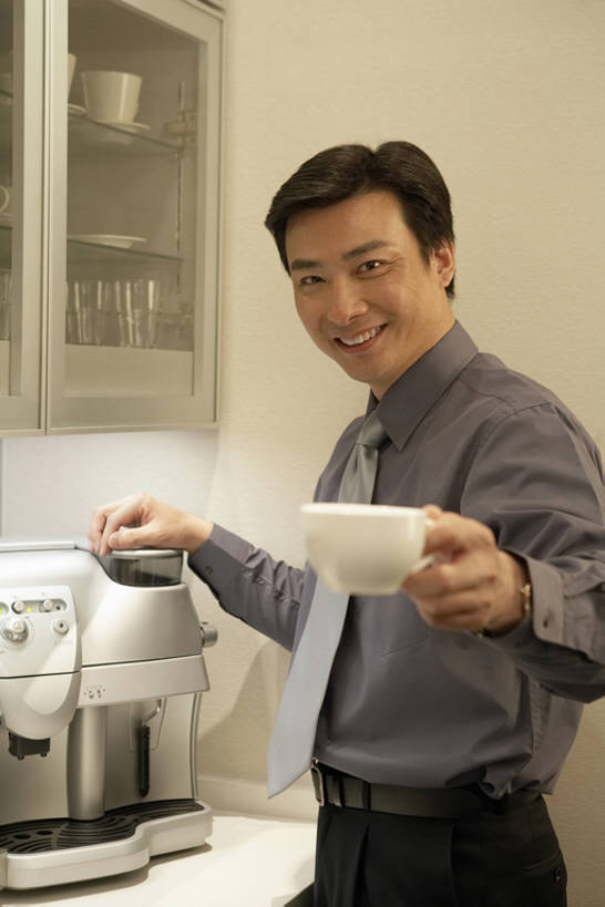 咖啡,东方人,成年人,中年人,一个人,商务人士,商务男性,办公室,笑,微笑,露齿笑,竖图,室内,侧面,衬衫,商务,快乐,北京,中国,亚洲,仅一个男性,仅一个人,仅一个中年男性,喝,握,套装,正装,工作,手表,墙,咖啡杯,咖啡壶,领带,注视,饮食,饮料,橱柜,观察,看,站着,职业,休息,休闲,办公大楼,放松,握着,摄影,观看,察看,经理,咖啡机,关注,小卖部,商务装,工薪阶层,东亚,热饮,男人,男性,中年男性,亚洲人,中国人,白领,上班族,彩图,衬衣,给予,办公室职员,bj175