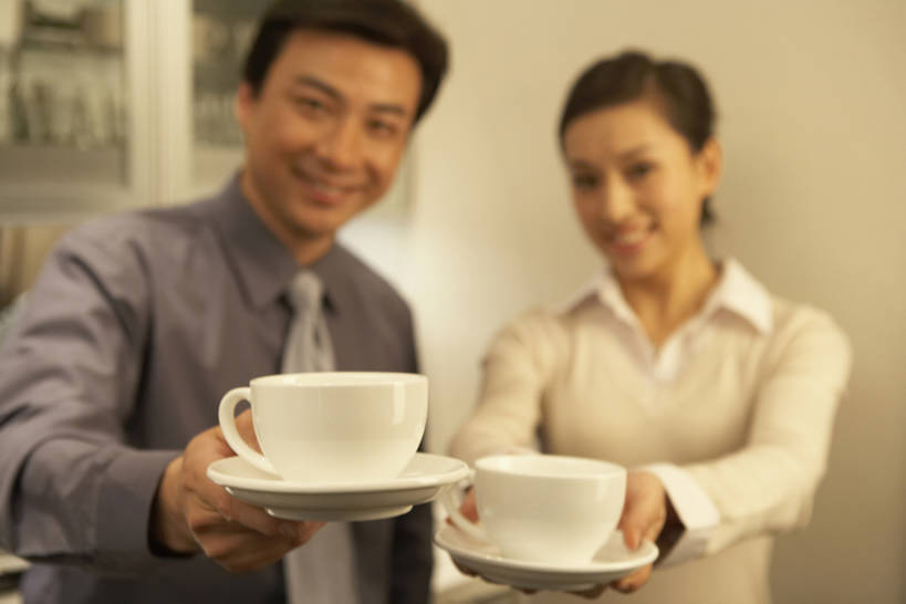 咖啡,东方人,成年人,中年人,两个人,商务人士,商务男性,商务女性,办公室,笑,微笑,露齿笑,横图,室内,正面,毛衣,衬衫,商务,快乐,友谊,北京,中国,亚洲,喝,握,套装,正装,工作,墙,咖啡杯,领带,注视,饮食,饮料,茶碟,橱柜,观察,看,站着,职业,休息,休闲,办公大楼,放松,握着,摄影,观看,察看,经理,关注,小卖部,商务装,合伙,工薪阶层,东亚,热饮,陪同,陪伴,男人,男性,年轻女性,女人,女性,中年男性,亚洲人,中国人,年轻人,白领,上班族,半身,彩图,衬衣,给予,办公室职员,伴随,bj175