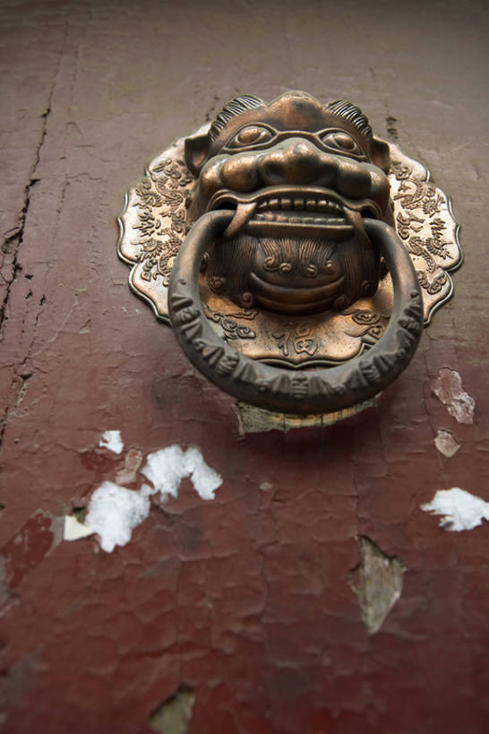 无人,竖图,室外,白天,仰视,门,建筑,狮子,北京,中国,亚洲,装饰,墙,历史,门环,传统,红色,门把手,门框,削皮,汉字,摄影,复杂,黄铜,部件,旧的,中国文化,前门,古典风格,东亚,远古,东亚文化,古代文明,破败,设计,彩图,低角度拍摄,插销,传统文化,bj175