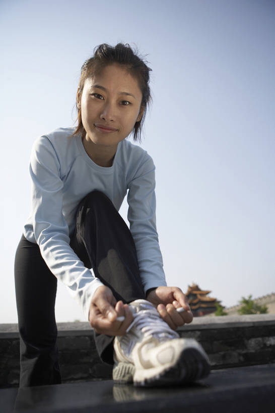 东方人,成年人,一个人,故宫,竖图,室外,白天,正面,运动鞋,锻炼,运动,鞋子,北京,中国,亚洲,仅一个年轻女性,仅一个女性,仅一个人,捆扎,准备,鞋带,T恤,注视,休闲装,蓝天,夏天,观察,看,站着,休闲,健康,活力,摄影,观看,扣,察看,关注,东亚,年轻女性,女人,女性,亚洲人,中国人,年轻人,休闲活动,彩图,bj175