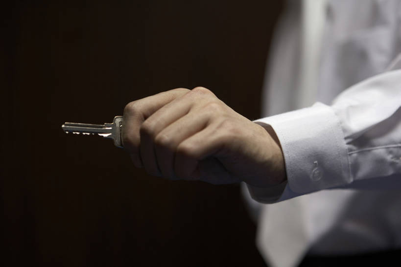 东方人,一个人,商务人士,商务男性,办公室,横图,衬衫,商务,安全,成功,信心,技术,握,黑色背景,套装,防护,钥匙,打开,职业,握着,摄影,技巧,保护,部分,开锁,开启,出示,手艺,保险,商务装,工薪阶层,保全,周全,安稳,安定,责任,技能,技艺,平安,亚洲人,中国人,白领,上班族,彩图,影棚拍摄,衬衣,机遇,妙技,办公室职员,本领,bj175