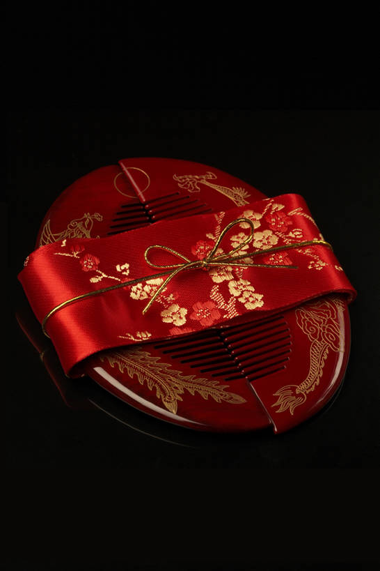 无人,竖图,留白,奢侈,静物,礼物,黑色背景,装饰,木制,圆形,头饰,缎带,古典,豪华,梳子,传统,盒子,一个,红色,发夹,发饰,夹子,饰品,摄影,单个,华丽,修饰,复杂,扣,点缀,中国文化,配饰,衬托,美观,雅致,雅观,富丽,华美,彩图,影棚拍摄,锦缎,华侈,奢华,bj175