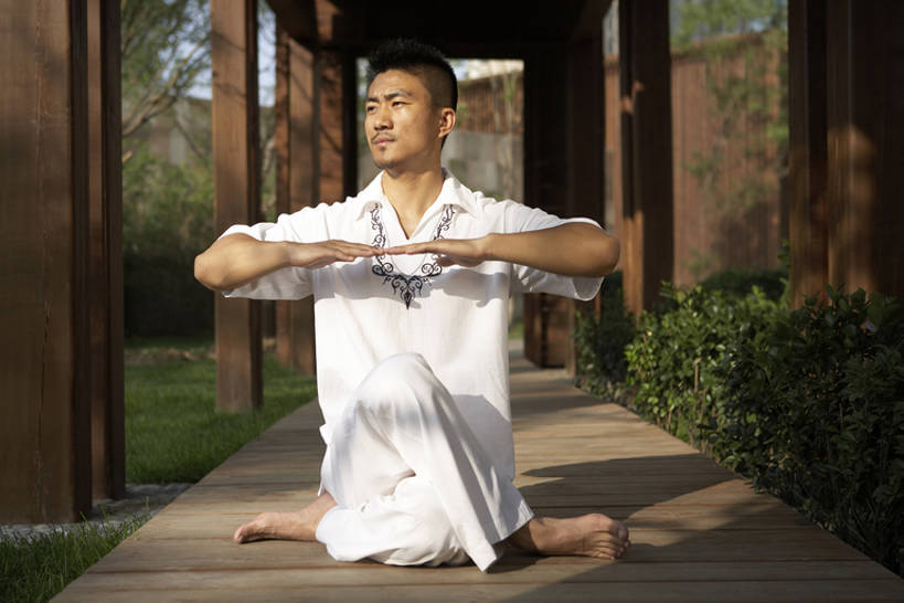 成年人,肌肉,健壮,一个人,公园,坐,盘腿,横图,室外,白天,正面,锻炼,北京,中国,亚洲,仅一个男性,仅一个人,休闲装,光脚,现代,仅一个年轻男性,休闲,概念,健康,赤脚,放松,力量,沉思,瑜珈,摄影,宁静,打坐,练习,东亚,灵性,男人,男性,年轻男性,亚洲人,中国人,年轻人,休闲活动,盘腿而坐,盘膝,盘着腿的,盘着腿坐,双腿交叉,坐着,彩图,全身,传统服装,和蔼,bj175