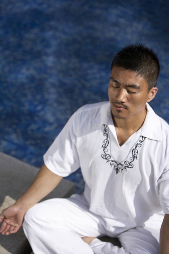 成年人,肌肉,健壮,一个人,游泳池,坐,盘腿,竖图,室外,白天,锻炼,水,北京,中国,亚洲,仅一个男性,仅一个人,球袋,休闲装,现代,仅一个年轻男性,休闲,健康,放松,力量,沉思,瑜珈,摄影,打坐,享乐,练习,东亚,莲花坐式,灵性,男人,男性,年轻男性,亚洲人,中国人,年轻人,休闲活动,闭着眼睛,盘腿而坐,盘膝,盘着腿的,盘着腿坐,双腿交叉,坐着,彩图,高角度拍摄,bj175