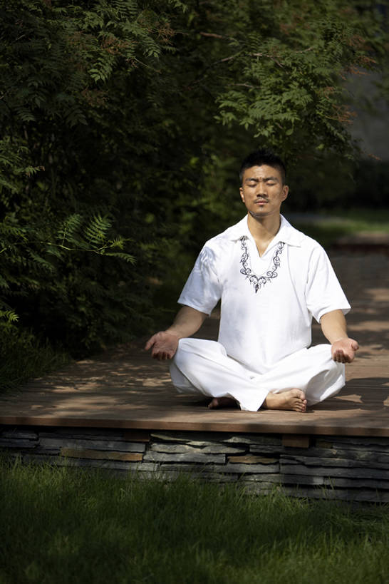 成年人,肌肉,健壮,一个人,公园,坐,盘腿,竖图,室外,白天,正面,锻炼,北京,中国,亚洲,仅一个男性,仅一个人,休闲装,光脚,现代,树,仅一个年轻男性,休闲,概念,健康,赤脚,放松,力量,沉思,瑜珈,摄影,打坐,享乐,练习,东亚,莲花坐式,灵性,男人,男性,年轻男性,亚洲人,中国人,年轻人,休闲活动,闭着眼睛,盘腿而坐,盘膝,盘着腿的,盘着腿坐,双腿交叉,坐着,彩图,全身,bj175