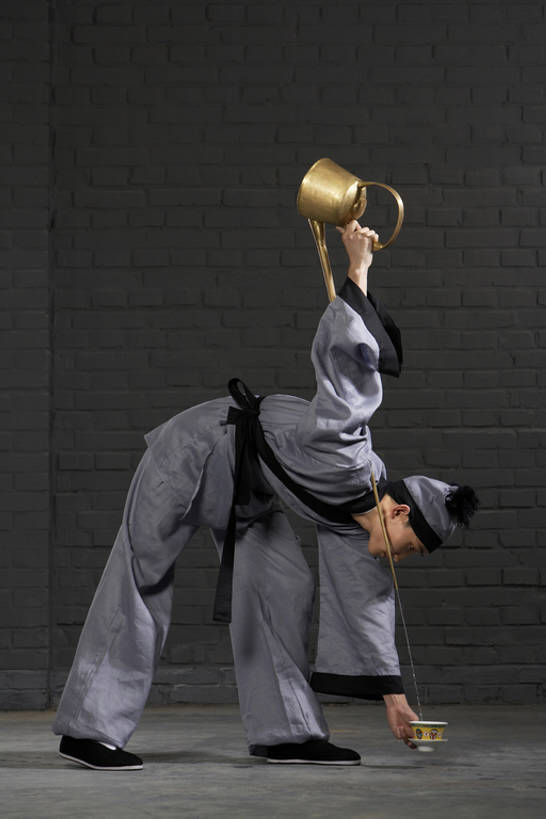 东方人,成年人,一个人,服务员,商店,竖图,侧面,制服,锻炼,运动,武术,茶,仅一个男性,仅一个人,表演,倒,弯腰,准备,墙,茶道,古典,传统,汤碗,古代,仅一个年轻男性,灰色,茶壶,概念,服务,摄影,中国茶,礼节,高雅,优美,中国文化,出示,武打,远古,武功,技能,体育,男人,男性,年轻男性,亚洲人,中国人,年轻人,服务生,侍者,茶杯,彩图,全身,影棚拍摄,传统服装,健身,装扮,武学,传统文化,西汉王朝,bj175