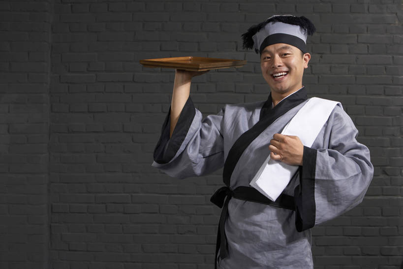 东方人,成年人,一个人,服务员,商店,举,笑,微笑,露齿笑,横图,正面,制服,快乐,幸福,仅一个男性,仅一个人,表演,握,准备,墙,古典,餐盘,注视,传统,古代,仅一个年轻男性,灰色,盘子,毛巾,观察,看,托,职业,平衡,服务,握着,摄影,观看,幽默,察看,愉悦,关注,中国文化,努力,问候,远古,男人,男性,年轻男性,亚洲人,中国人,年轻人,服务生,侍者,举起,举手,举着,向上举,向上伸,向上托,彩图,影棚拍摄,传统服装,装扮,欢乐,喜剧演员,传统文化,西汉王朝,bj175