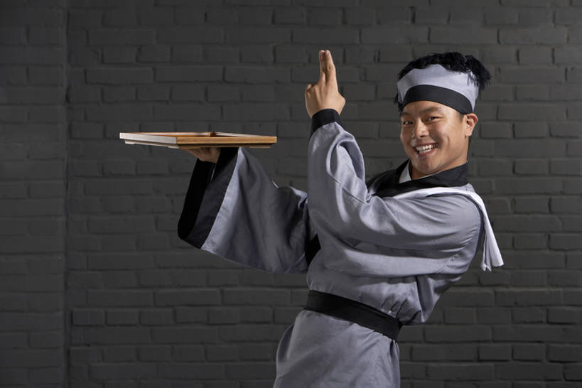 东方人,成年人,一个人,服务员,商店,举,笑,微笑,露齿笑,横图,侧面,制服,快乐,幸福,仅一个男性,仅一个人,表演,握,指,准备,墙,古典,餐盘,注视,方向,传统,古代,仅一个年轻男性,灰色,盘子,毛巾,观察,看,手势,托,职业,平衡,服务,握着,摄影,观看,幽默,察看,指向,愉悦,食指,关注,中国文化,努力,问候,远古,男人,男性,年轻男性,亚洲人,中国人,年轻人,服务生,侍者,举起,举手,举着,向上举,向上伸,向上托,半身,彩图,影棚拍摄,传统服装,装扮,欢乐,喜剧演员,打手势,传统文化,西汉王朝,bj175