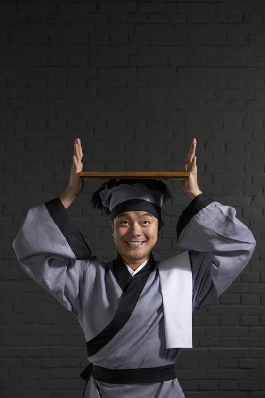 东方人,成年人,一个人,服务员,商店,举,笑,微笑,露齿笑,横图,正面,制服,快乐,幸福,仅一个男性,仅一个人,表演,准备,墙,古典,餐盘,注视,传统,刺激,古代,仅一个年轻男性,灰色,盘子,毛巾,观察,看,托,向上看,职业,平衡,服务,摄影,观看,幽默,察看,愉悦,关注,中国文化,努力,问候,远古,男人,男性,年轻男性,亚洲人,中国人,年轻人,服务生,侍者,举起,举手,举着,向上举,向上伸,向上托,半身,彩图,影棚拍摄,传统服装,装扮,欢乐,喜剧演员,传统文化,西汉王朝,bj175